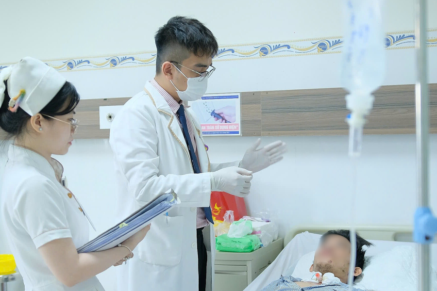 Chàng trai bị thang máy kẹp cổ gần đứt lìa vành tai