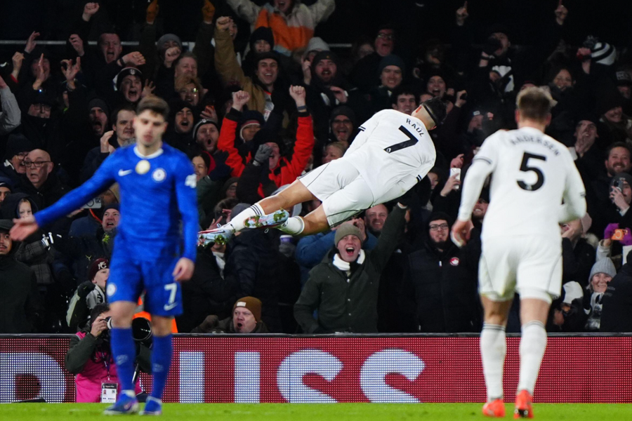 Chelsea thua trong thế thiếu người ở Ngoại hạng Anh