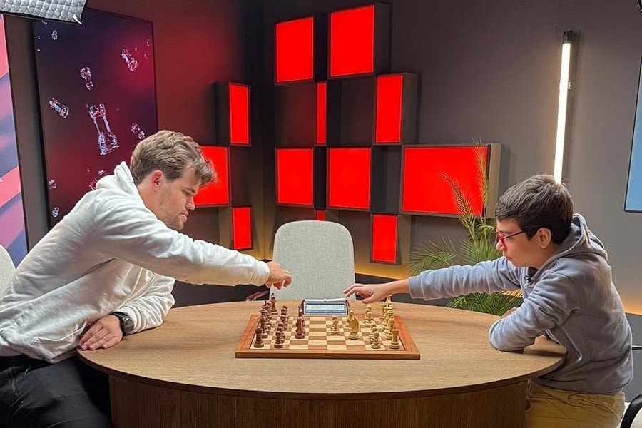 Carlsen 'mượn' Messi ca ngợi thần đồng cờ vua Argentina