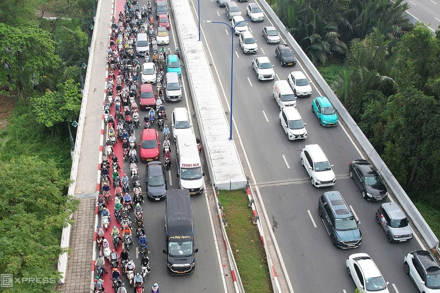 Hơn 100 xe máy bị phạt vì chạy vào đường riêng xe đạp ở TP HCM