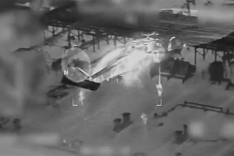 Khoảnh khắc trực thăng Mỹ đổ quân bắt tàu dầu trên biển