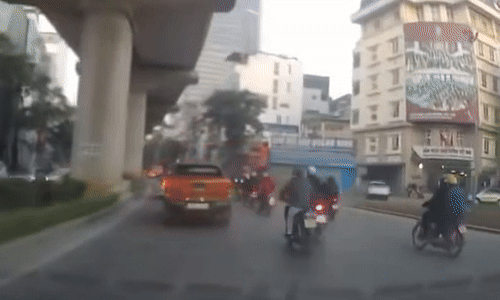 Phóng nhanh vượt ẩu, người đi xe máy ngã vào gầm xe bán tải