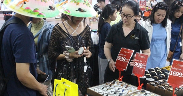 Chen chân xuống lòng đất, săn sale hàng hiệu ở ga Metro Bến Thành