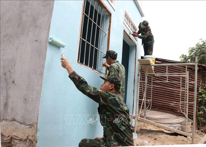 Quyết tâm 'băng đồi, vượt suối' dựng xây mái ấm cho người dân vùng lũ