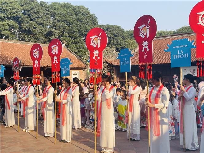 950 học sinh tiểu học diễu hành mừng năm mới Bính Ngọ và 950 năm Quốc Tử Giám