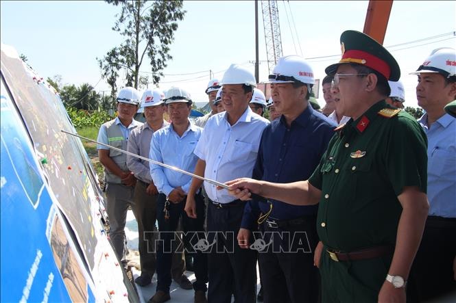 Bộ trưởng Bộ Xây dựng kiểm tra cao tốc Cà Mau - Cái Nước