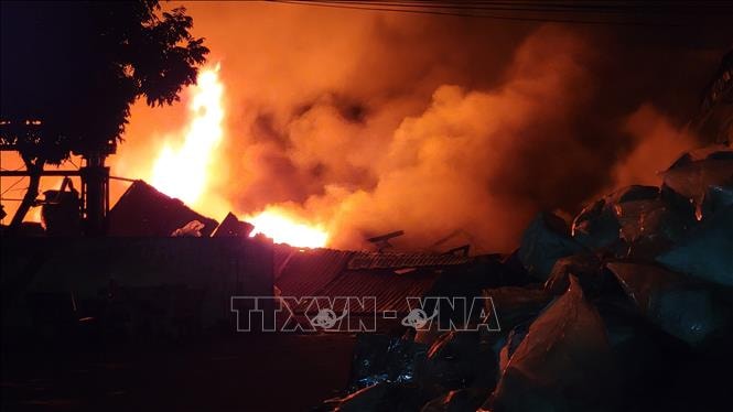 Hưng Yên: Đang cháy lớn tại xưởng gỗ và tái chế nhựa ở Lạc Đạo