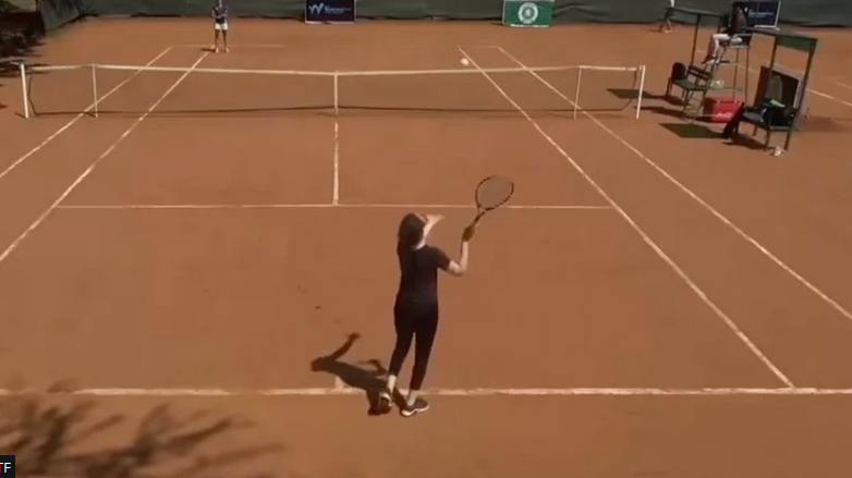 Trận tennis dở đến ngỡ ngàng: Tay vợt 'đặc cách' mắc 20 lỗi, thua sau 37 phút