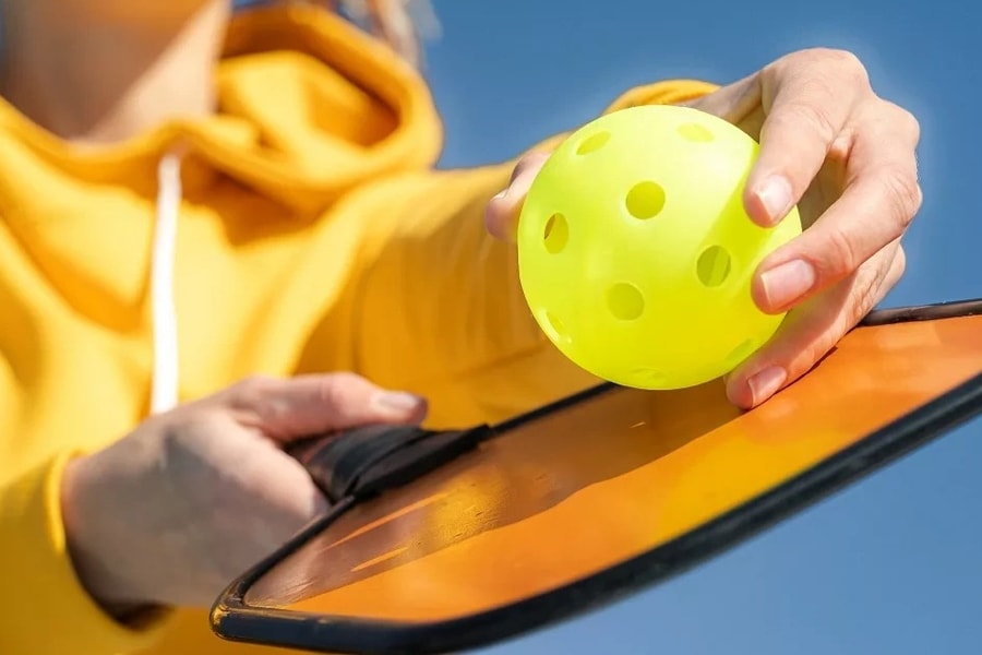 Từ ký tự lạ trên vợt pickleball của chồng, tôi phát hiện điều đau đớn