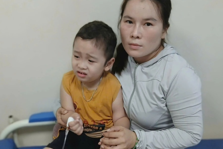 Mẹ đơn thân giành giật sự sống cho con trai mắc bệnh hiểm nghèo