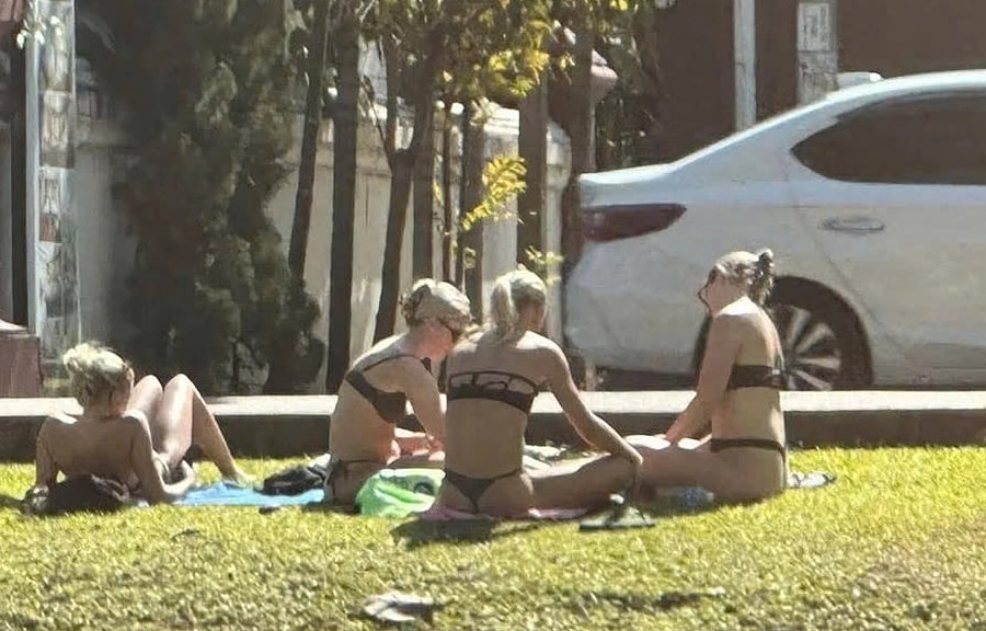 Nhóm khách bị chỉ trích vì mặc bikini tắm nắng trước đền Thái Lan