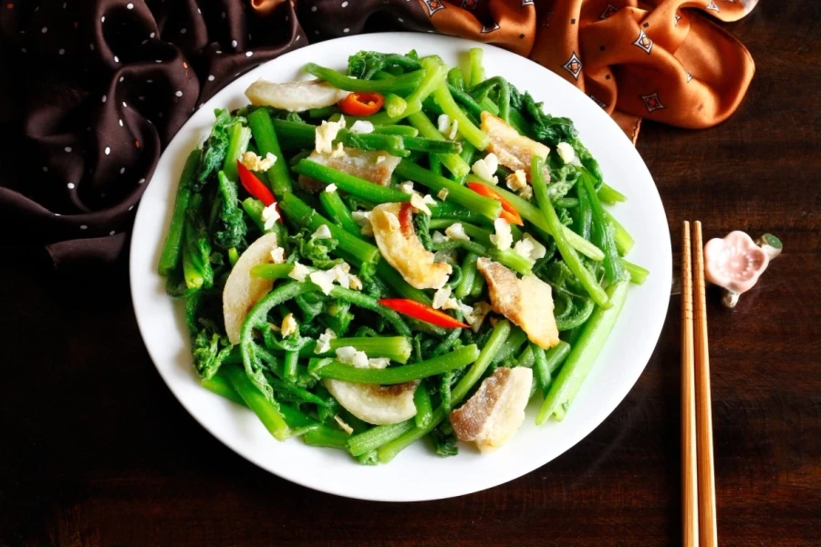 Vì sao rau xào trên chảo xanh, ra đĩa lại thâm?