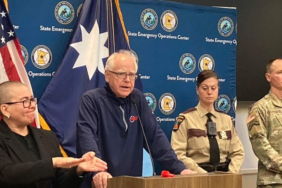 Thống đốc Minnesota sẵn sàng triển khai vệ binh giữa căng thẳng với ICE