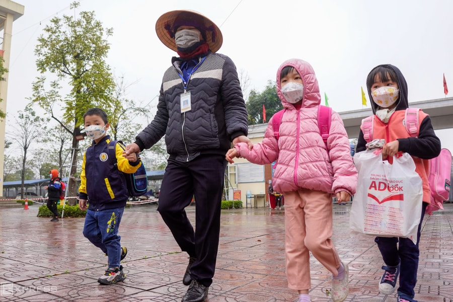 Loạt trường học ở Hà Nội lùi giờ vào lớp vì trời rét