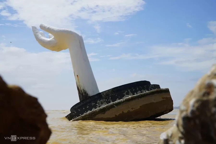 Phá dỡ tượng cánh tay khổng lồ trên biển Hải Tiến