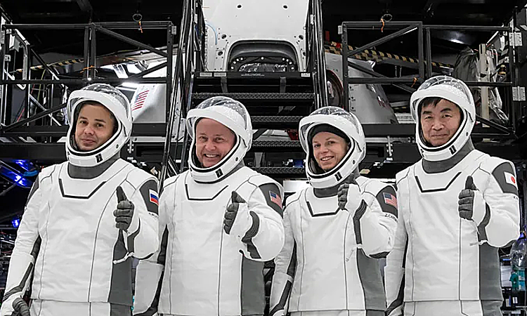 Phi hành đoàn trạm ISS lần đầu phải về sớm do sức khỏe