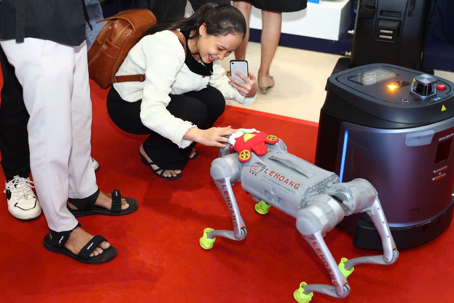 Robot chó Unitree Go2 trình diễn tại Tech Awards 2025