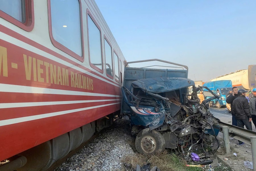 Xe tải bị vò nát khi lao trúng tàu hỏa hạng sang