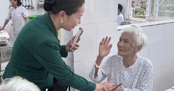 Đà Nẵng tặng 5 m vải lụa và 1,5 triệu đồng cho người tròn 100 tuổi