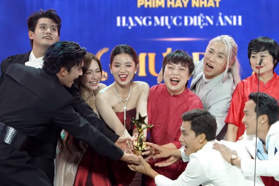 Phim 'Mưa đỏ' thắng lớn tại lễ trao giải Ngôi sao xanh 2025