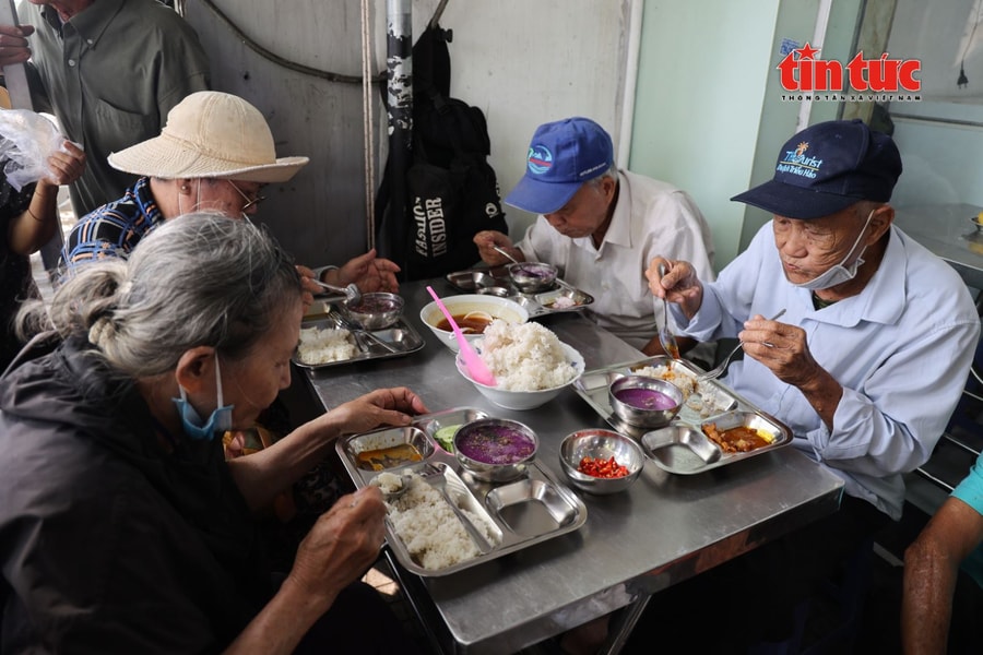 Ấm tình người tại quán cơm 2000 đồng Mây Ngàn