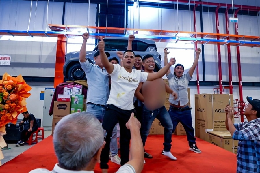 Ăn tiệc tất niên, người đàn ông ở TPHCM trúng thưởng xe ô tô