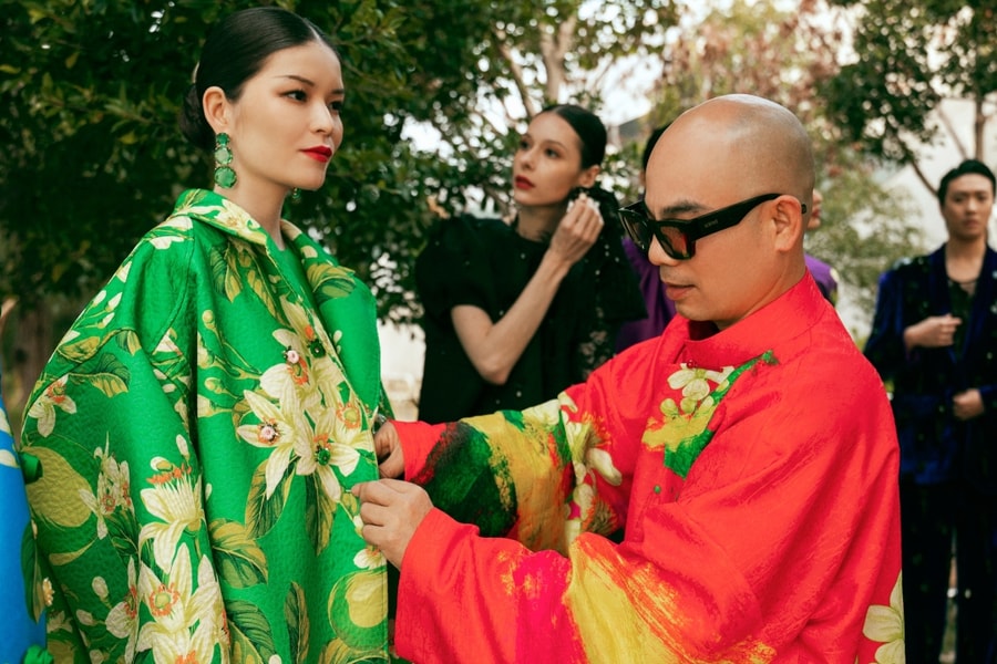 Hậu trường Vũ Ngọc và Son cùng 200 người làm show ở Hong Kong