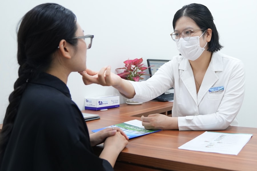 Chăm sóc môi đúng cách khi hanh khô