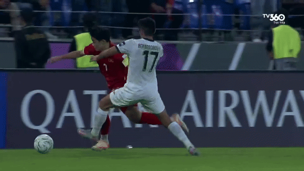 Đình Bắc bị đối thủ 'tước băng đội trưởng' U23 Việt Nam