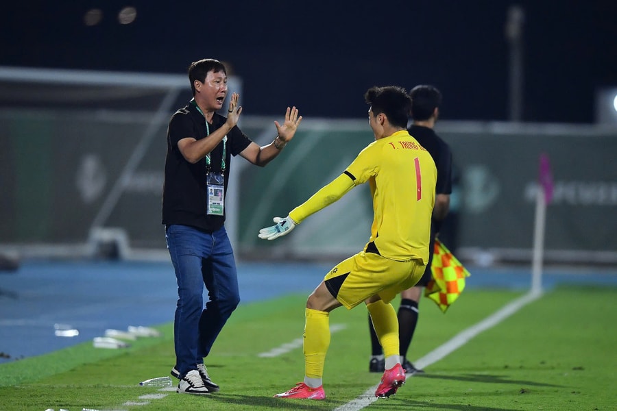 LĐBĐ châu Á khen tài điều binh của HLV Kim Sang-sik