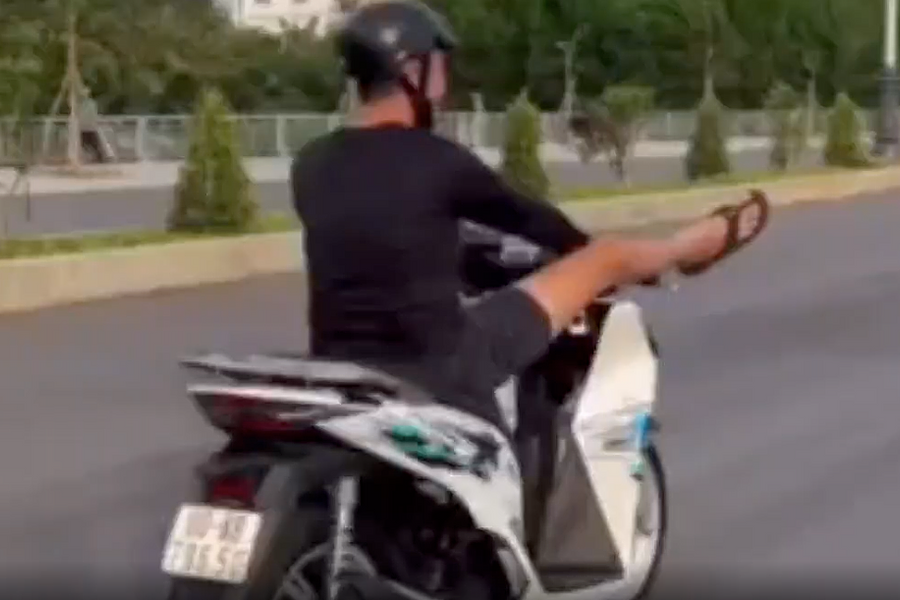 Thanh niên bị thu xe SH vì lái xe bằng hai chân