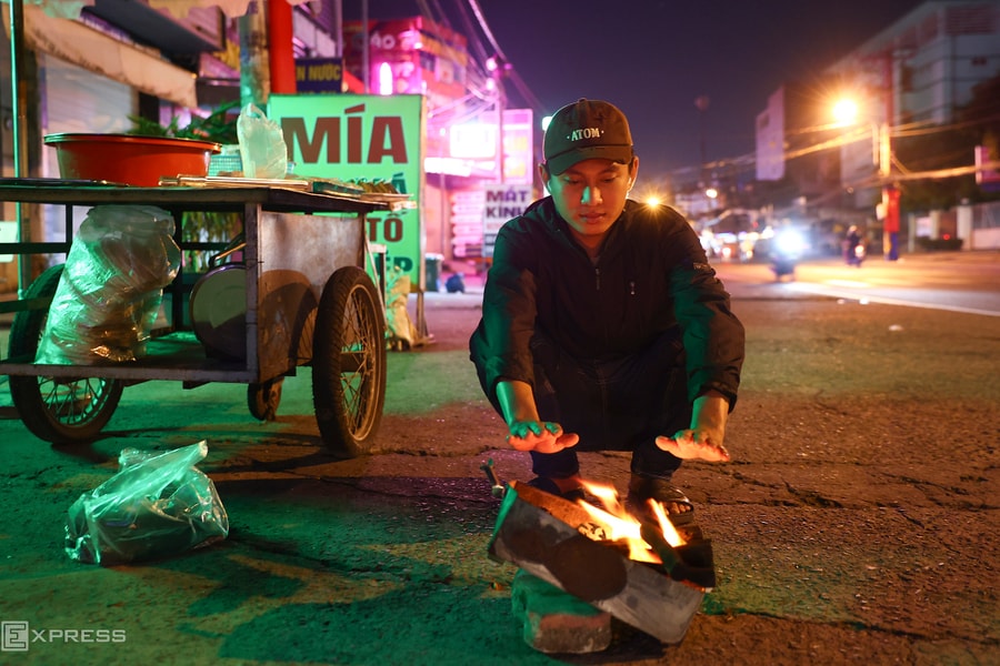 Người TP HCM đốt lửa, mặc áo ấm trong tiết trời 17 độ C
