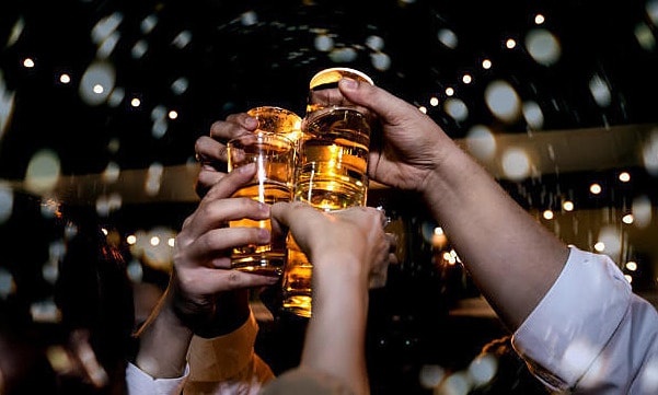 Người đàn ông tử vong sau hai bữa rượu liên tiếp, gia đình kiện 19 bạn nhậu