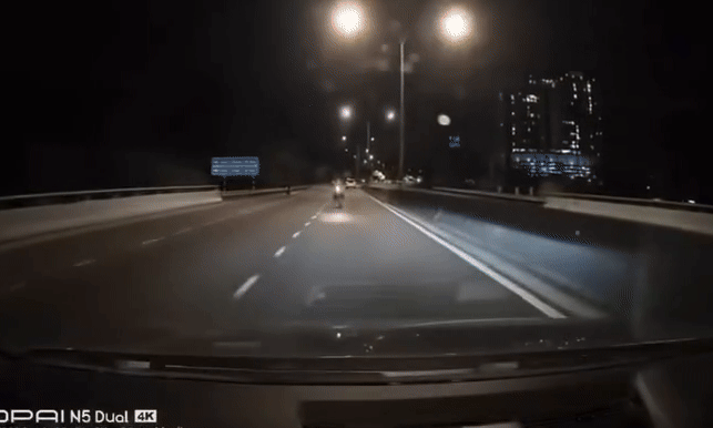 Người đi xe máy 'nằm ngủ' trên nắp ca-pô ôtô sau va chạm