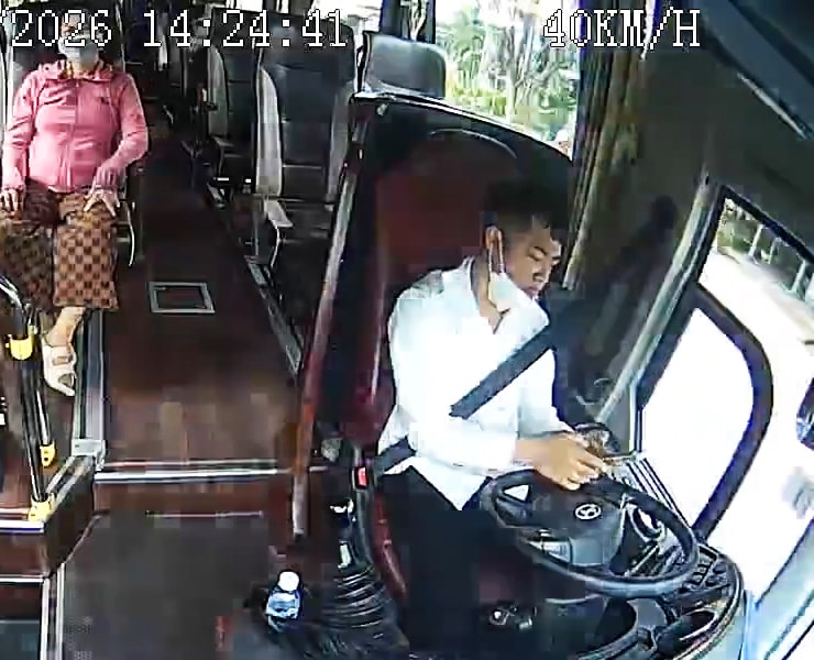 Tài xế bị phạt 5 triệu đồng vì buông vô lăng để xem điện thoại