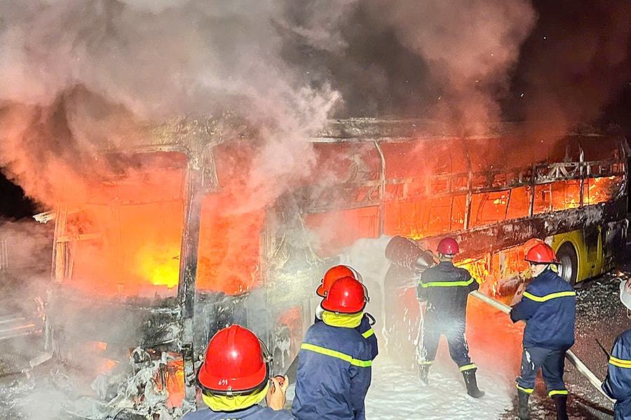 Xe giường nằm cháy rụi khi vừa đi bảo dưỡng về