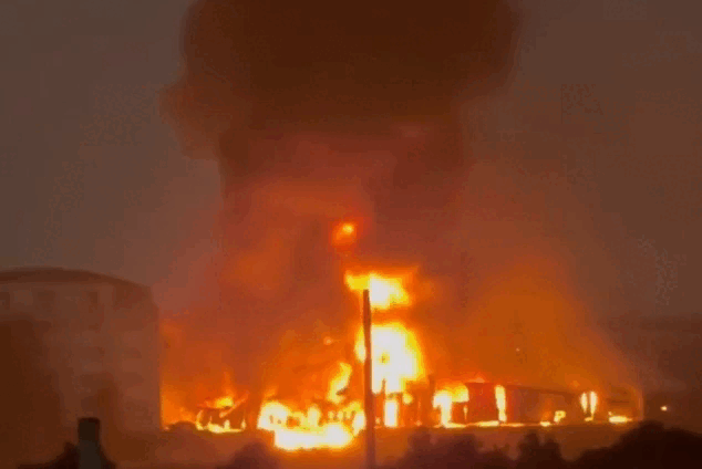 Xưởng gỗ ngoại thành Hà Nội bốc cháy ngùn ngụt