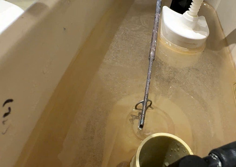 TP Hồ Chí Minh: Cư dân chung cư Centana bất an vì nước sinh hoạt bị nhiễm dầu