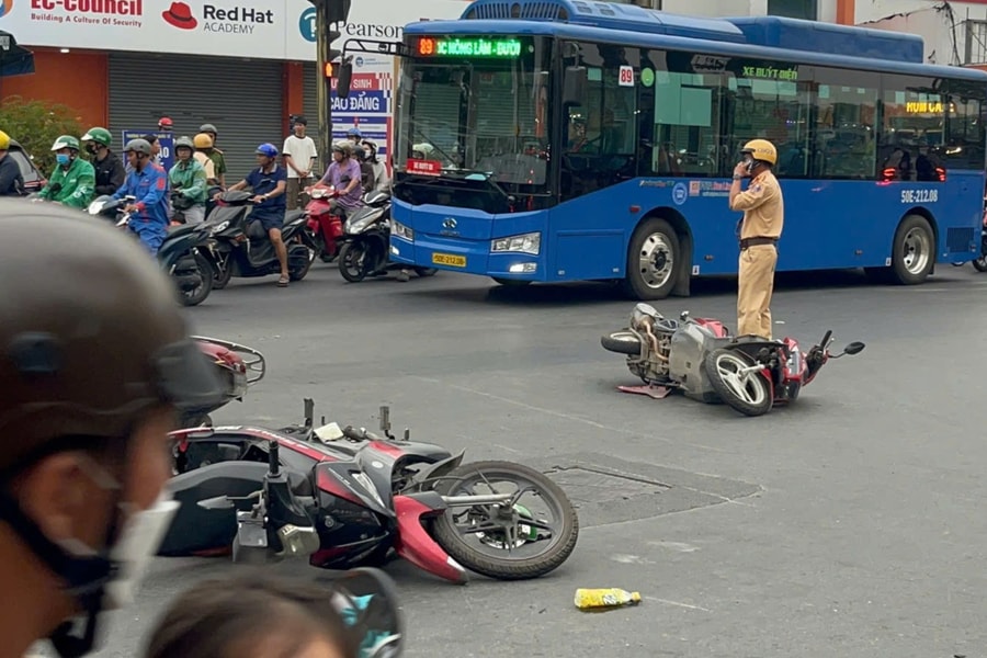 Tai nạn liên hoàn giữa ô tô và 5 xe máy, nhiều người bị thương