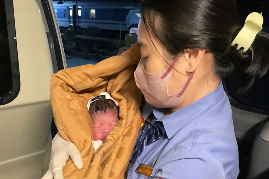 Tiếp viên tàu SE4 hỗ trợ sản phụ sinh con an toàn trên tàu ra Hà Nội