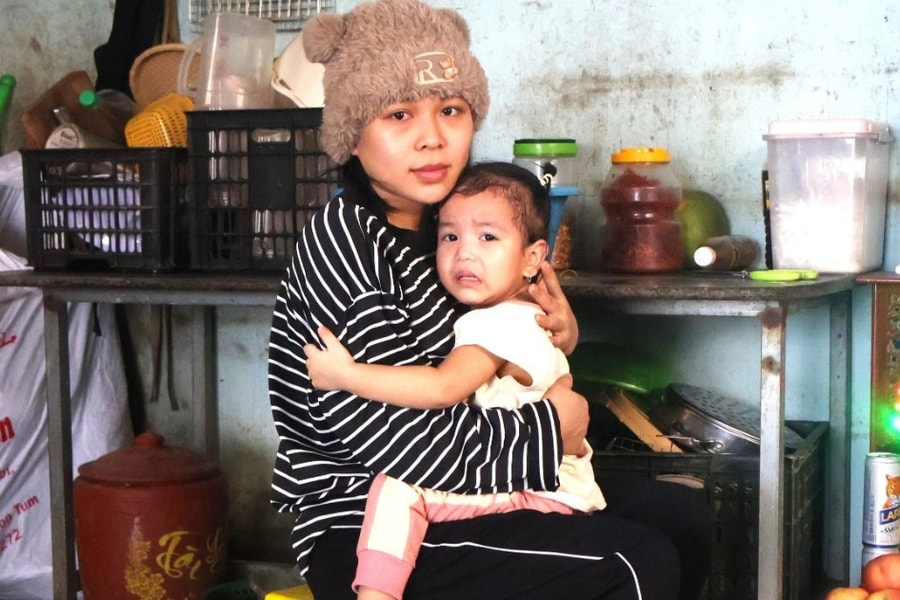 Bé 2 tuổi héo hon từng ngày vì bệnh, cha mẹ nghèo không tiền lo cho con