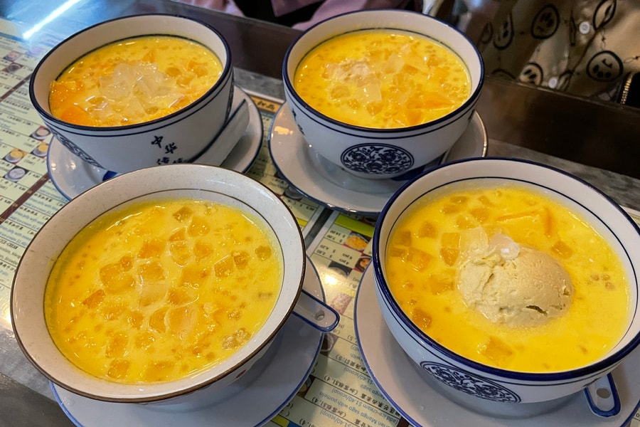 Quán chè ở Singapore hút khách Việt