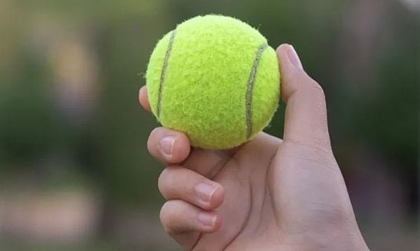 Vì sao nên mang quả bóng tennis lên máy bay?