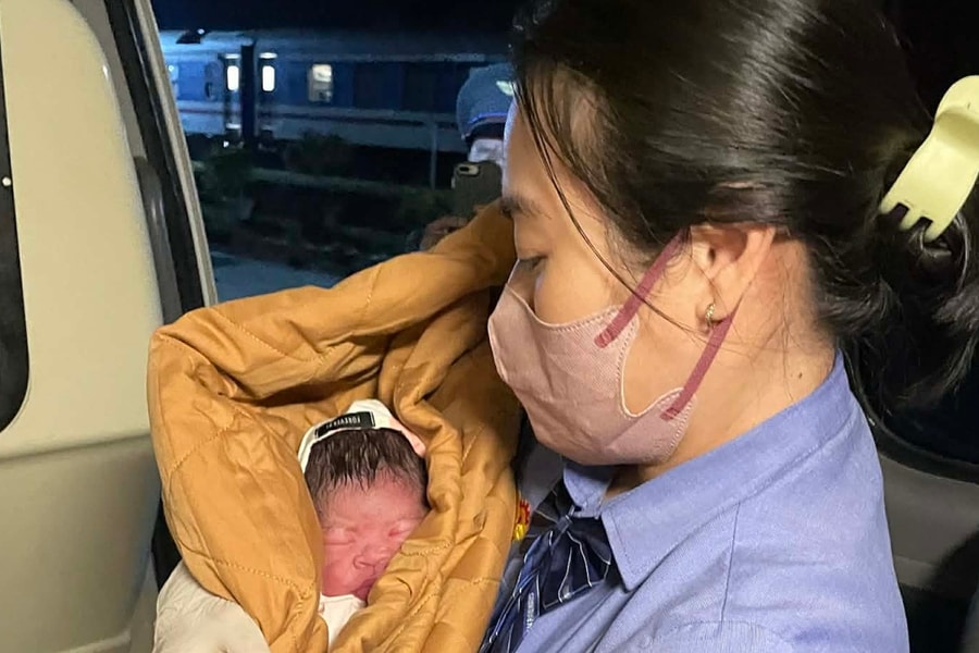 Đỡ đẻ cho sản phụ sinh non trên tàu SE4