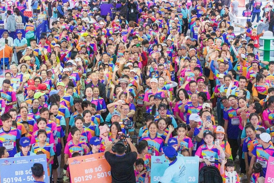 Gần 1.000 gia đình nhiều thế hệ cùng đi bộ bên biển Nha Trang