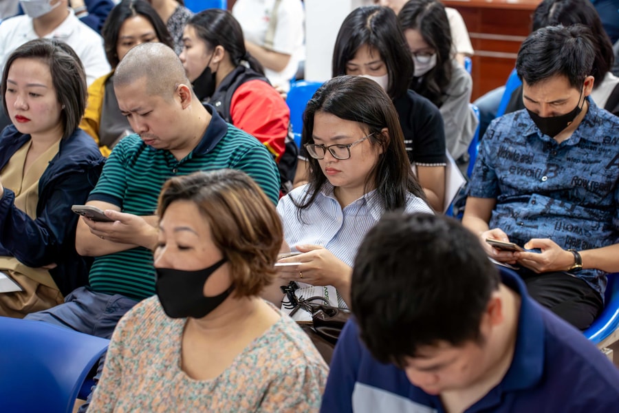 Trung niên 'cổ trắng' lao đao với việc làm thời AI