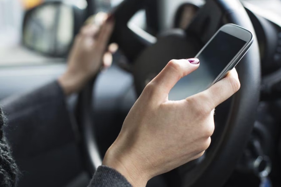 Cấm cầm điện thoại khi đang lái xe dù không sử dụng