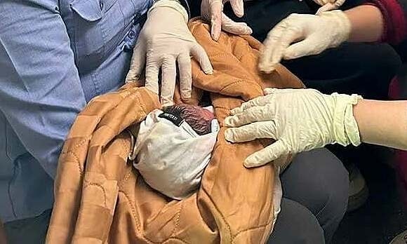 Sản phụ sinh bé trai trên tàu khách Bắc Nam