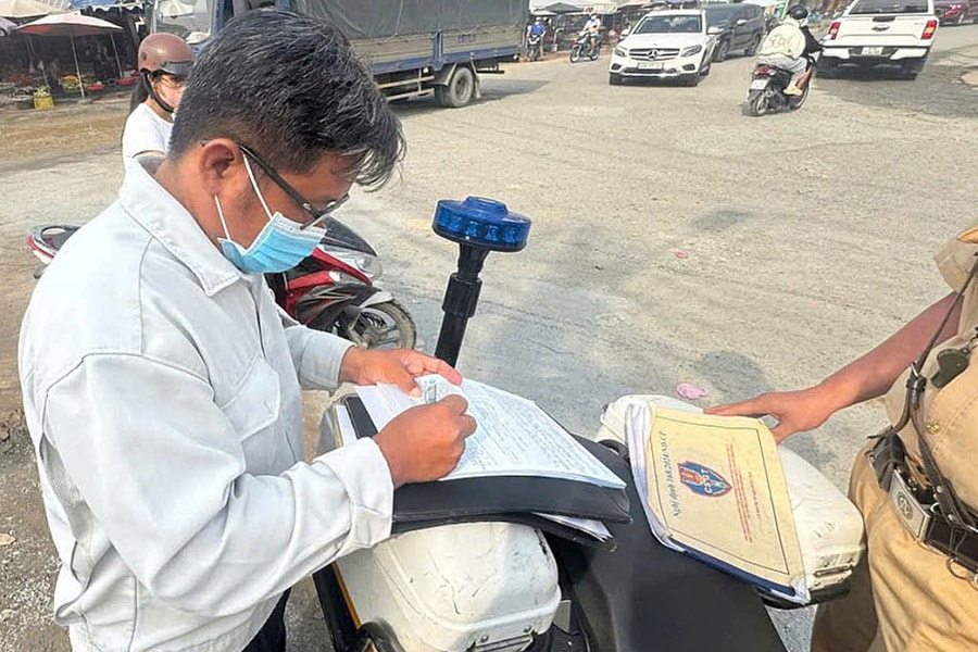 Thi công đường gây ùn tắc, chủ đầu tư ở TP HCM bị CSGT phạt