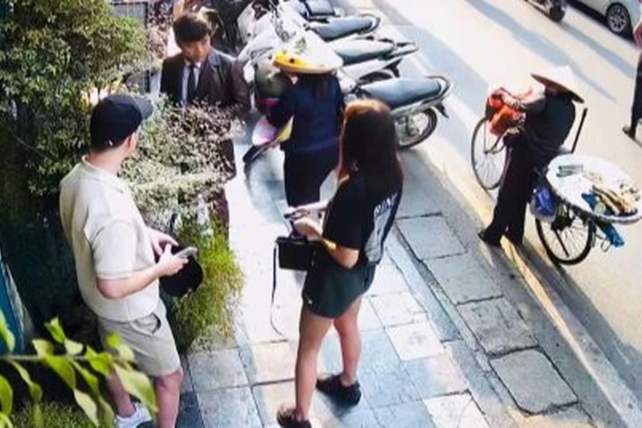 Khách Tây suýt bị "chặt chém" 850.000 đồng một chiếc nón lá ở phố cổ Hà Nội